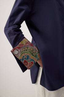 Camicia blu navy con dettagli etnici