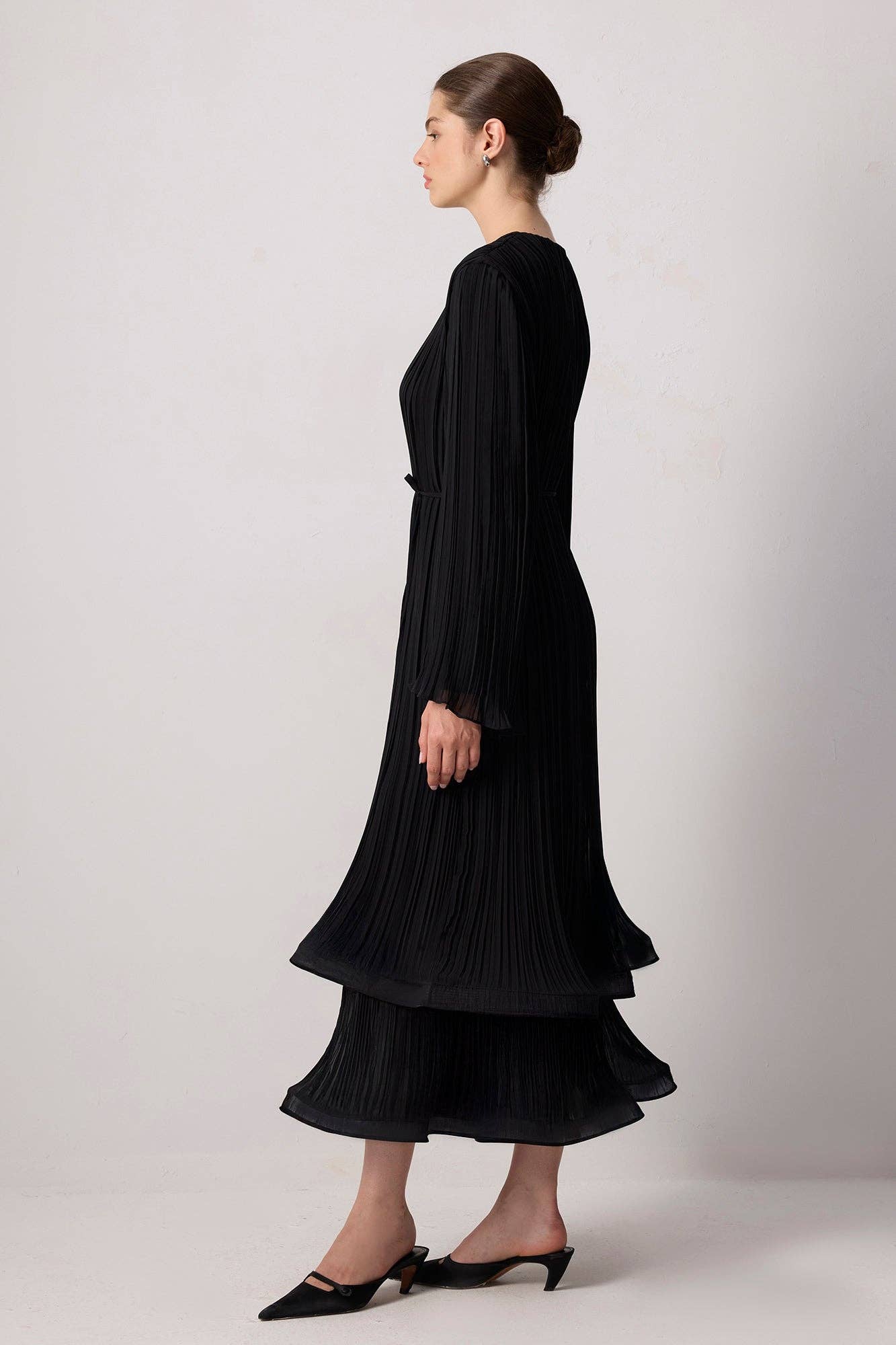 Abito lungo elegante in chiffon plissettato con maniche fluide