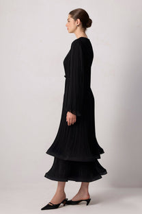 Abito lungo elegante in chiffon plissettato con maniche fluide