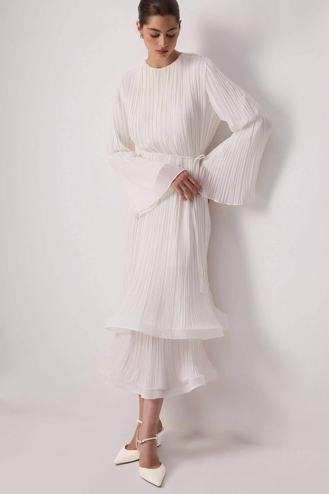 Abito lungo elegante in chiffon plissettato con maniche fluide