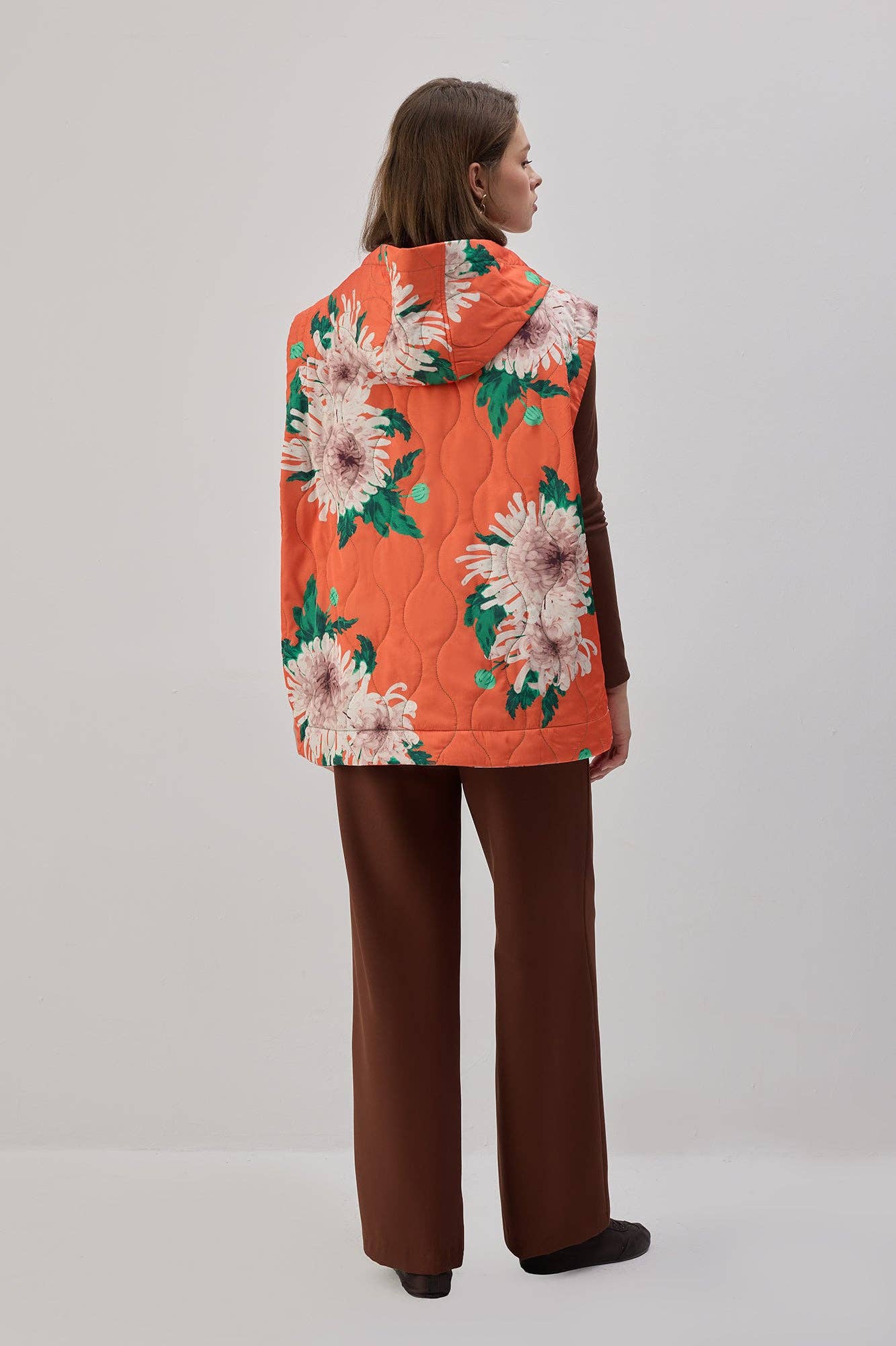Gilet imbottito con cappuccio floreale arancione