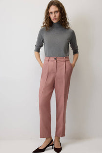 Pantaloni rosa a righe con pieghe
