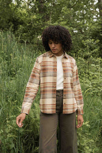 Camicia slim a quadri color latte con tasca