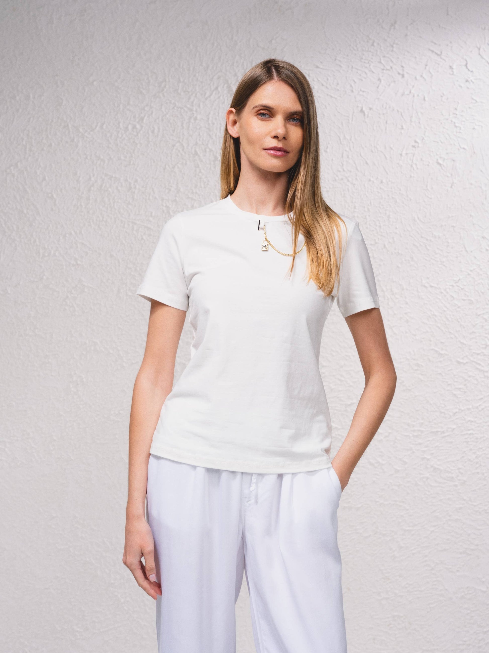 T-shirt basic aderente con catena dorata