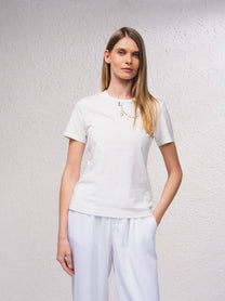 T-shirt basic aderente con catena dorata