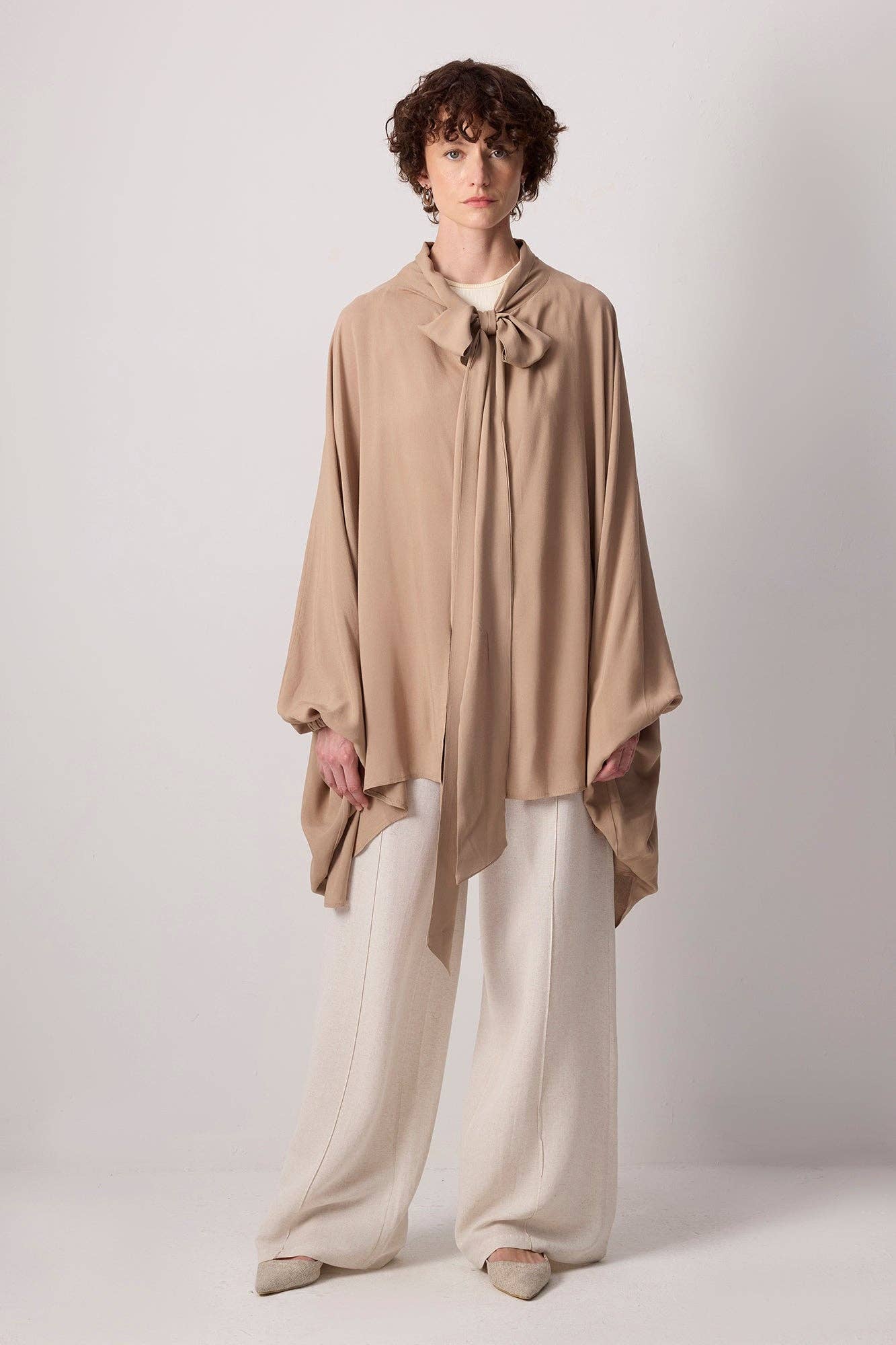 Top kimono oversize in viscosa con fiocco al collo