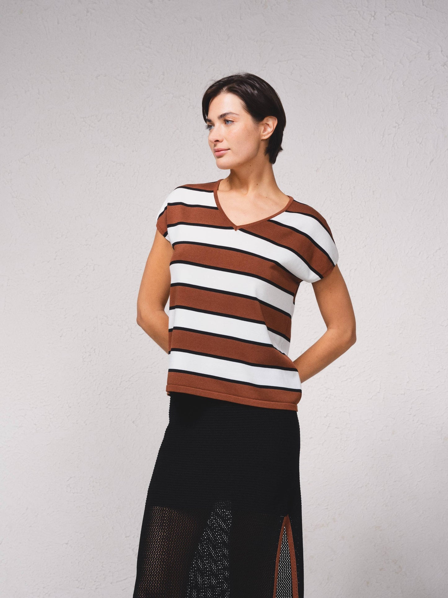 Maglione a righe a maniche corte con scollo a V