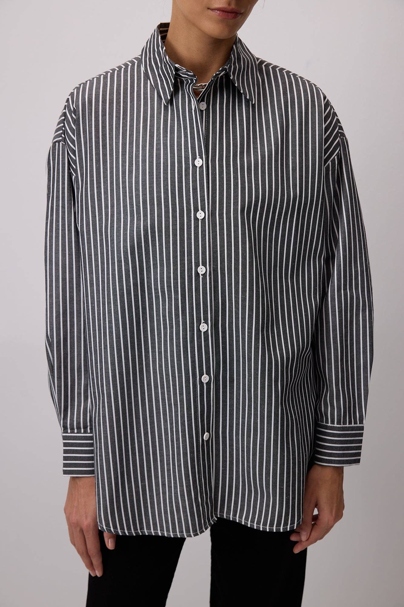 Camicia oversize a righe sottili in misto cotone