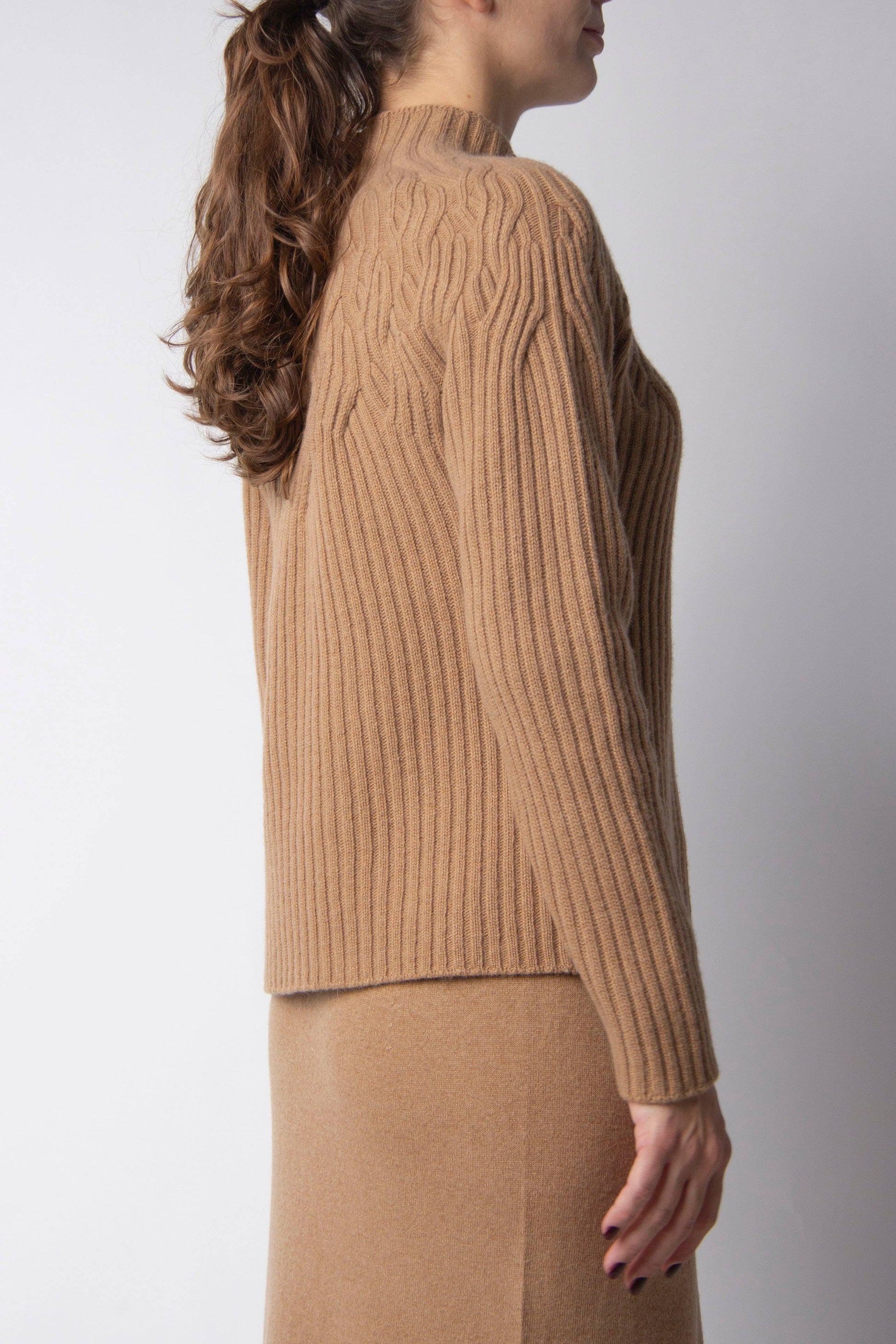 Maglione a collo alto in misto cashmere con trecce 3D