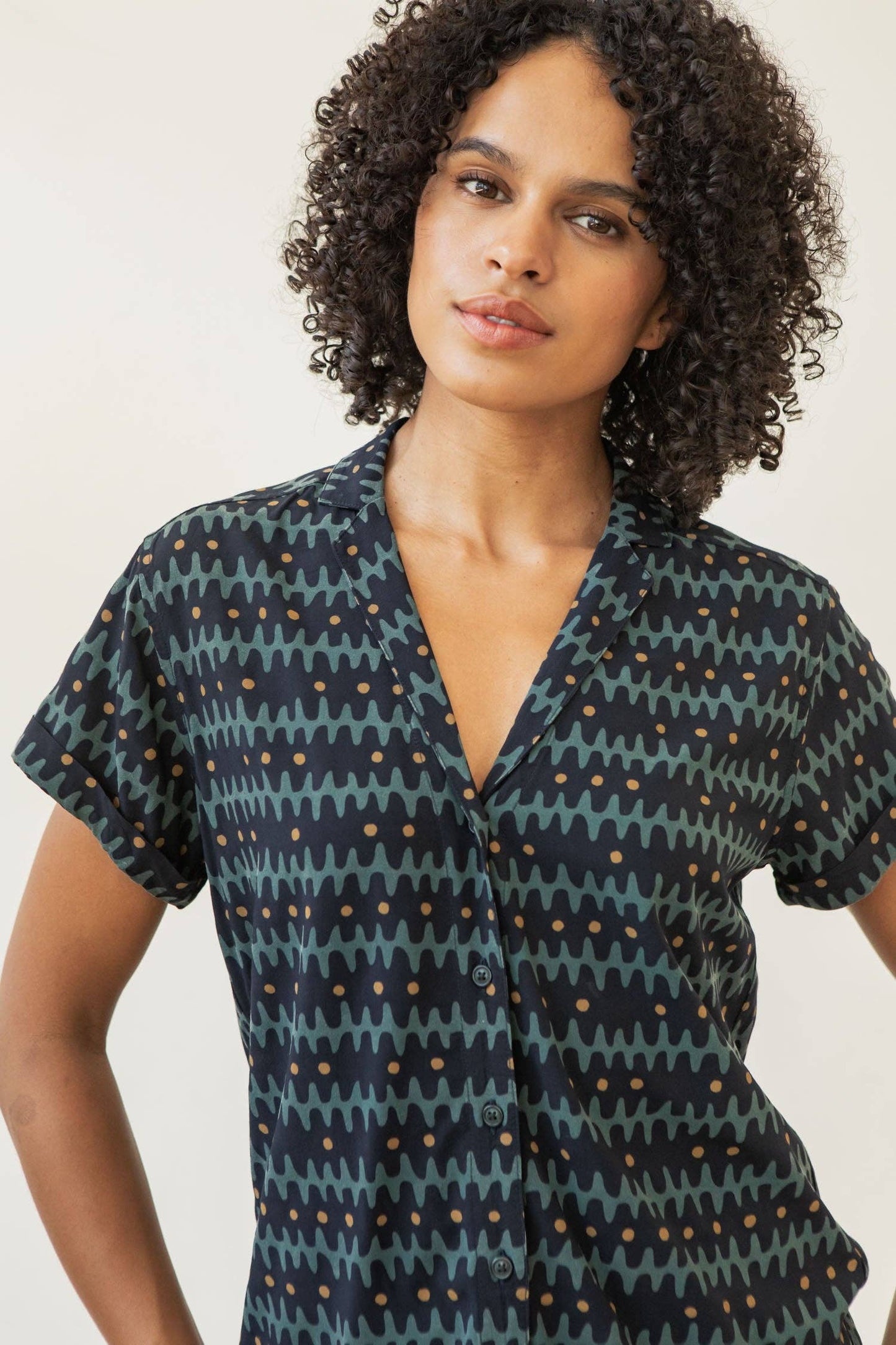 Camicia Innes a maniche corte con stampa a spina di pesce