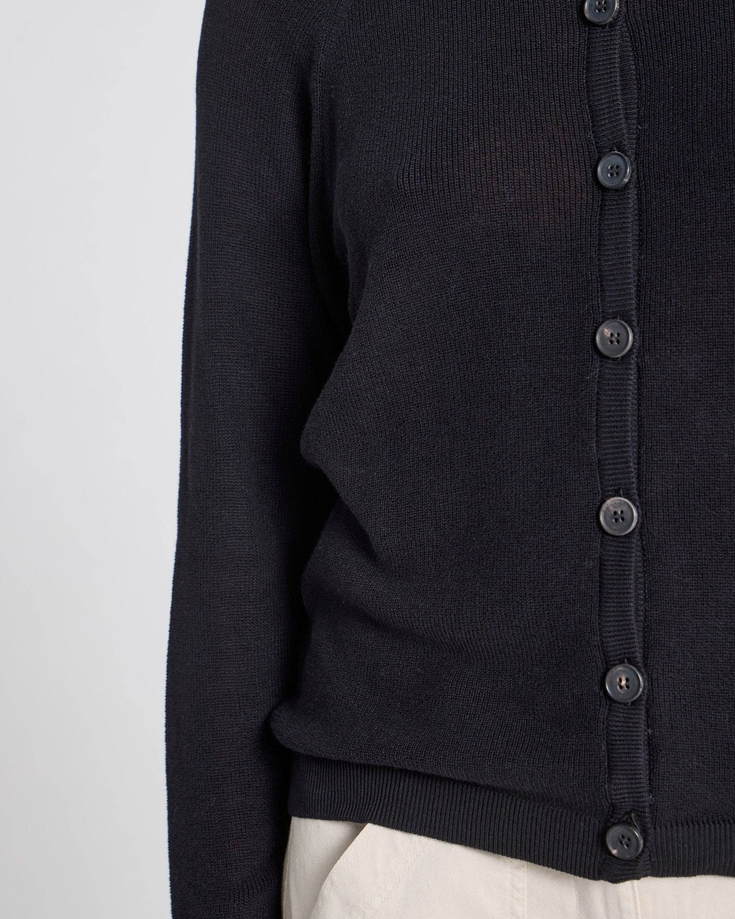 Cardigan Ella in cotone biologico a costine con bottoni, nero