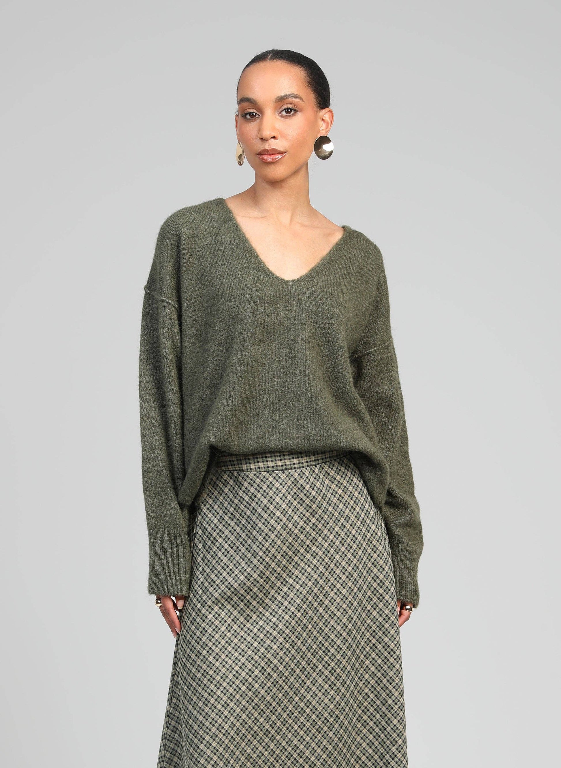 Maglione oversize Livya verde militare con scollo a V