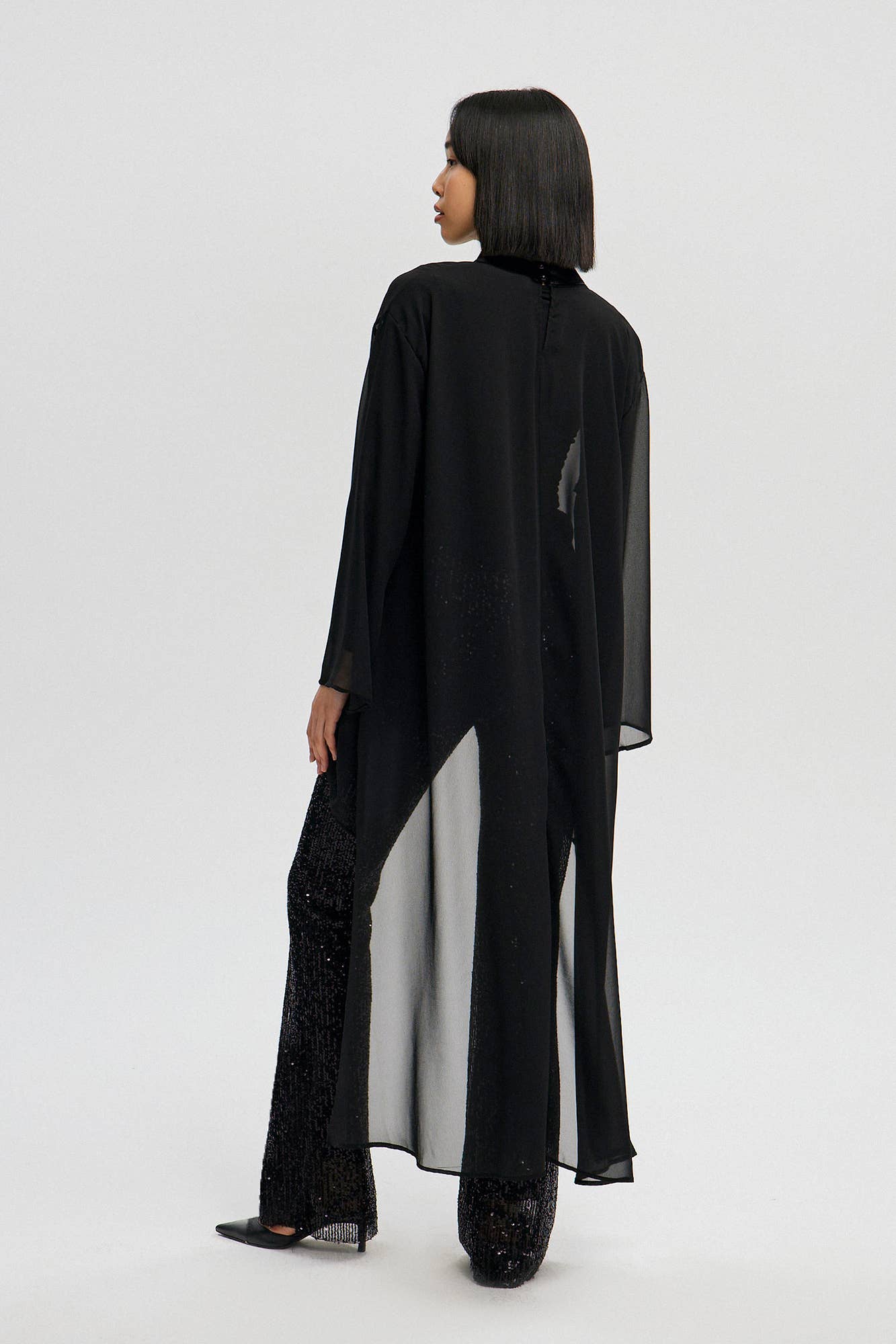 Tunica nera in chiffon con collo in velluto