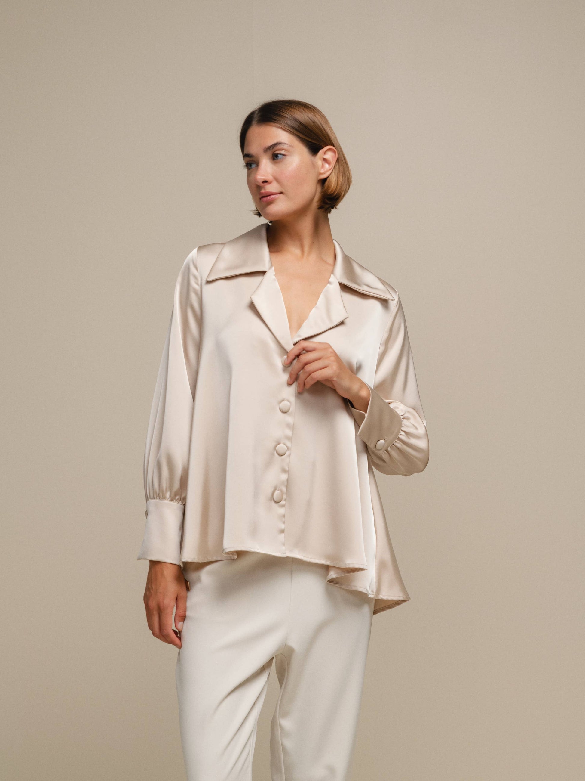 Tunica satinata oversize con bottoni