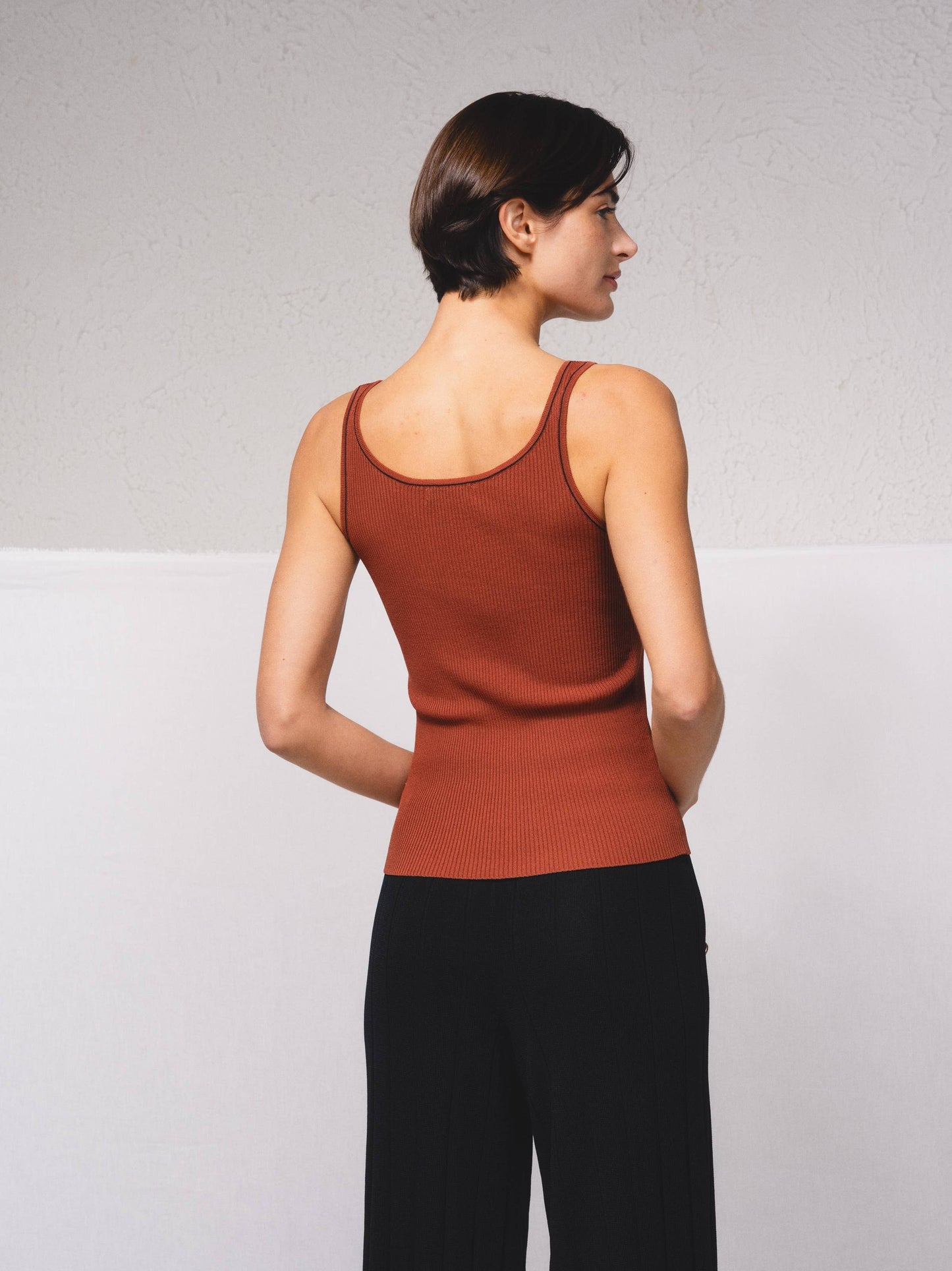 Top in maglia a coste con profili a contrasto