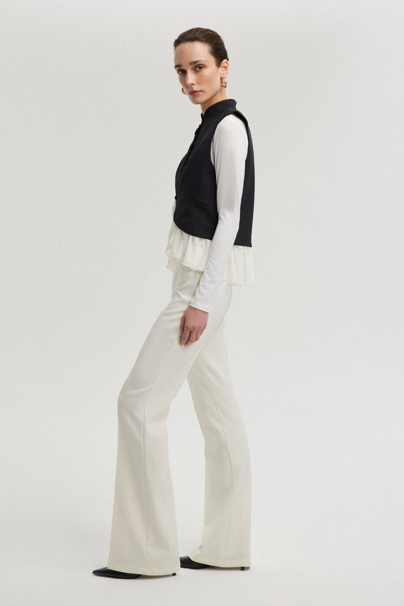 Gilet nero in crêpe con volant in chiffon
