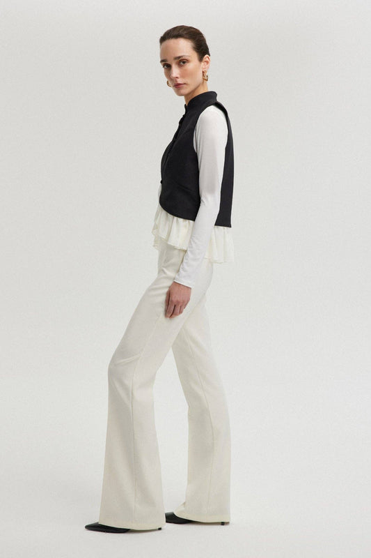Gilet nero in crêpe con volant in chiffon