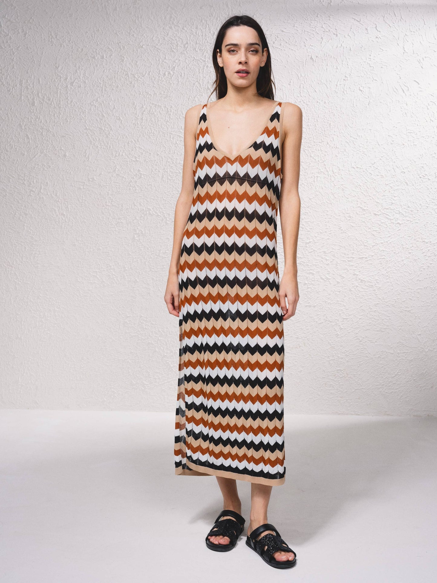 Vestito lungo in maglia traforata a righe con scollo profondo