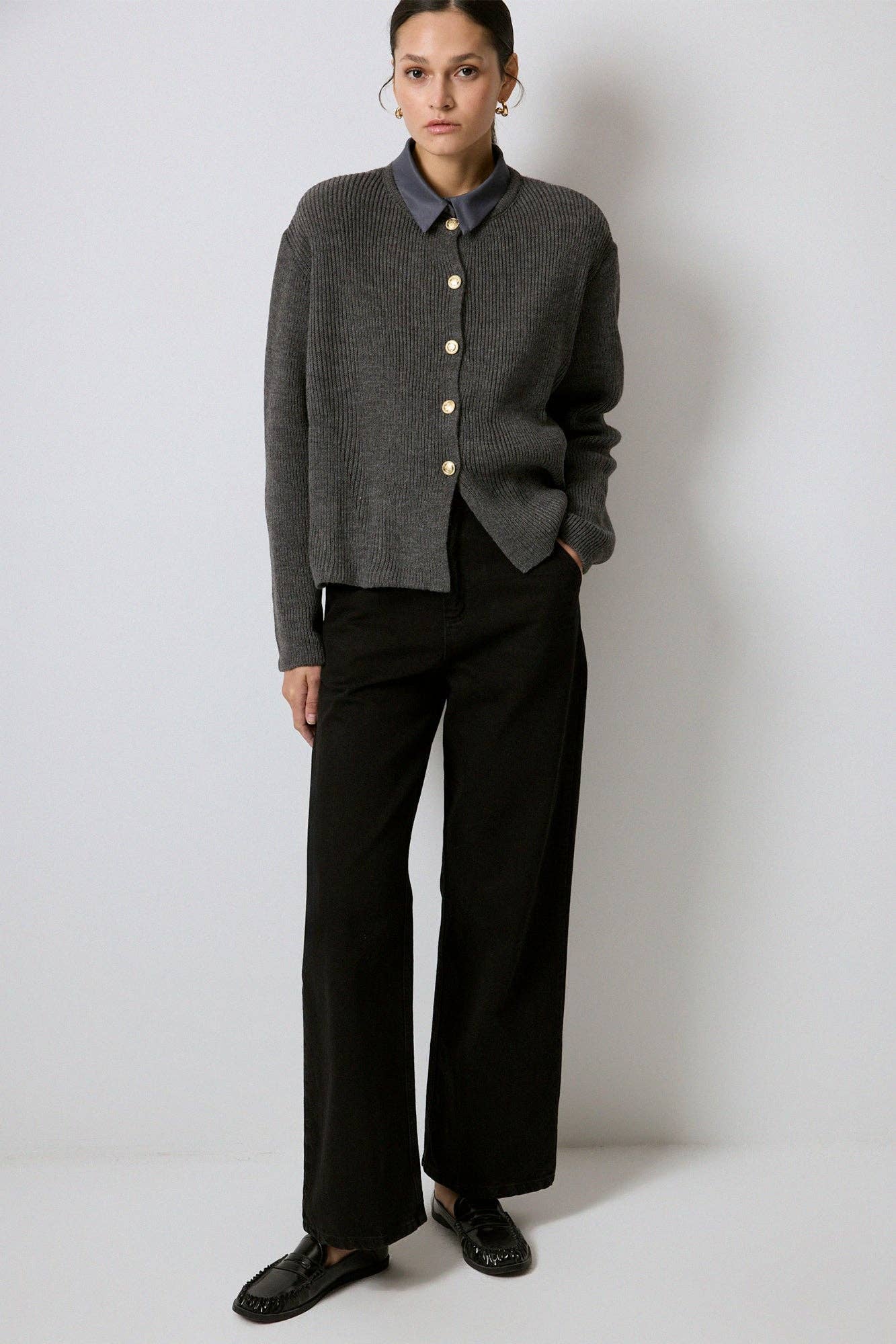Cardigan in maglia antracite con bottoni dorati