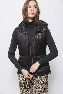 Gilet imbottito con cappuccio e lacci laterali