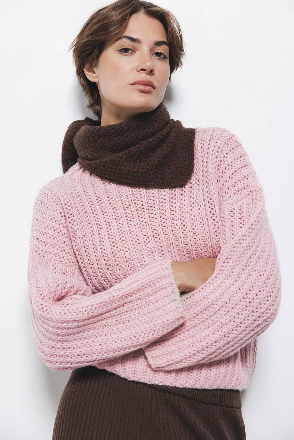 Maglione a trecce con collo alto rosa