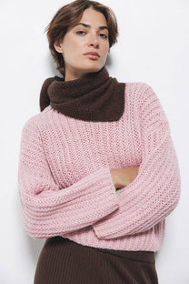 Maglione a trecce con collo alto rosa