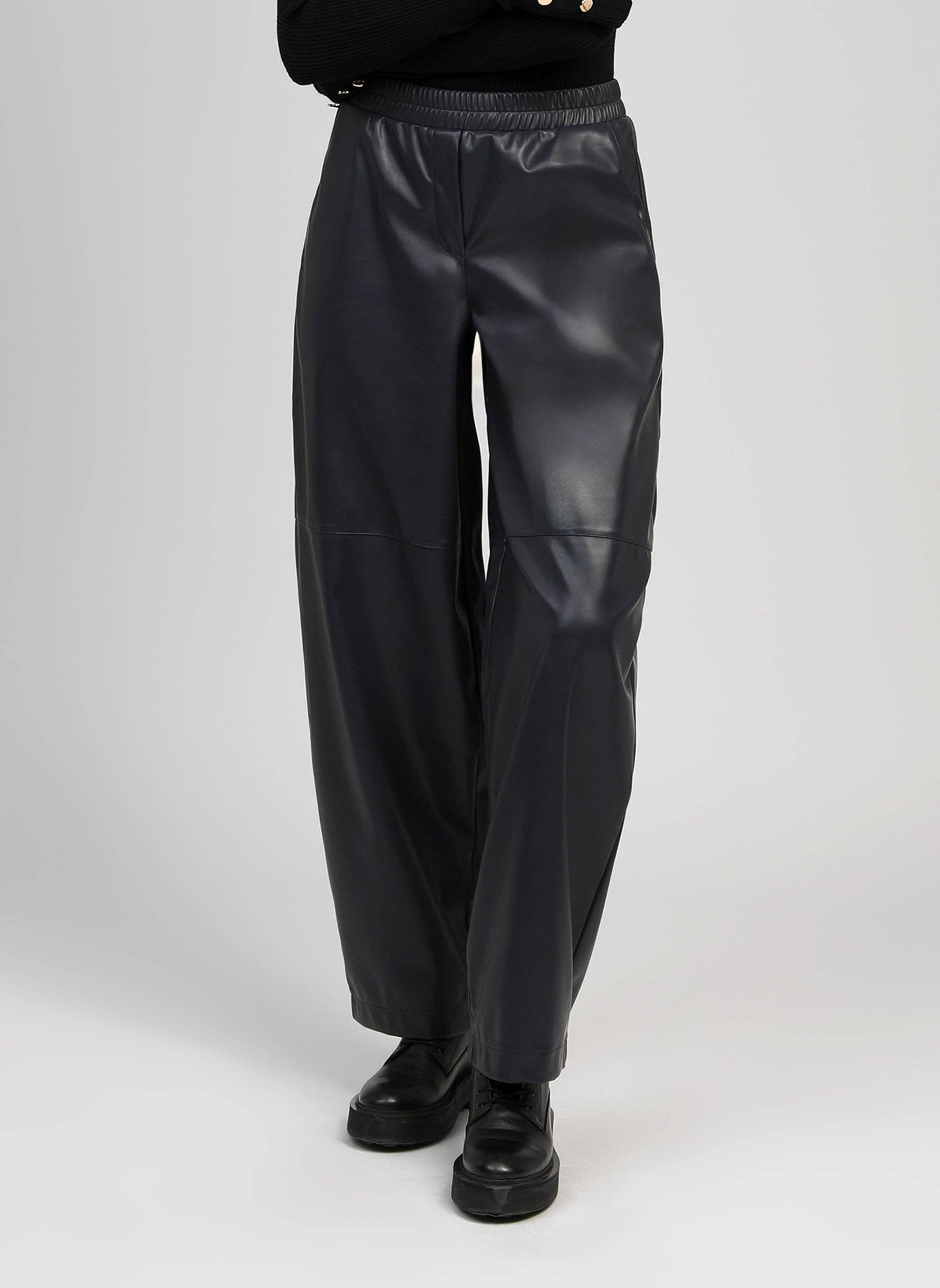 Pantaloni in similpelle blu marino a gamba ampia