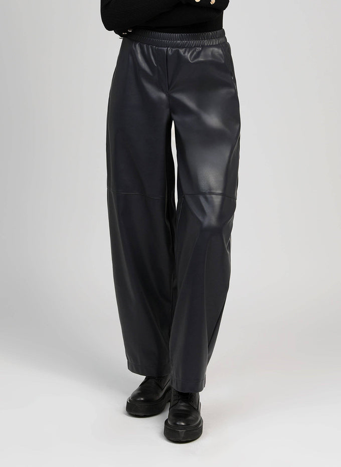 Pantaloni in similpelle blu marino a gamba ampia