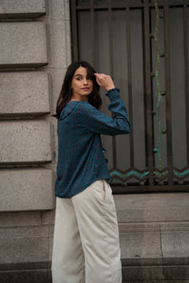 Blusa floreale con volant e scollo a V