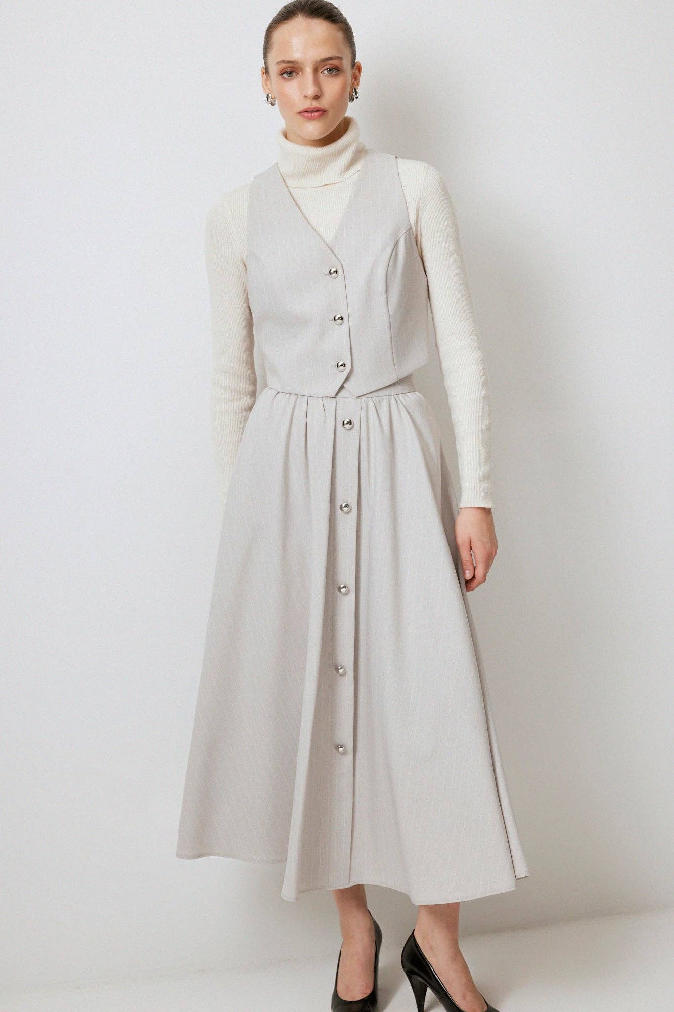 Completo gilet e gonna midi gessata
