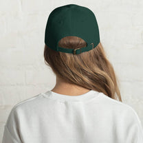 Cappellino dad in cotone organico con ricamo “I don’t need therapy”
