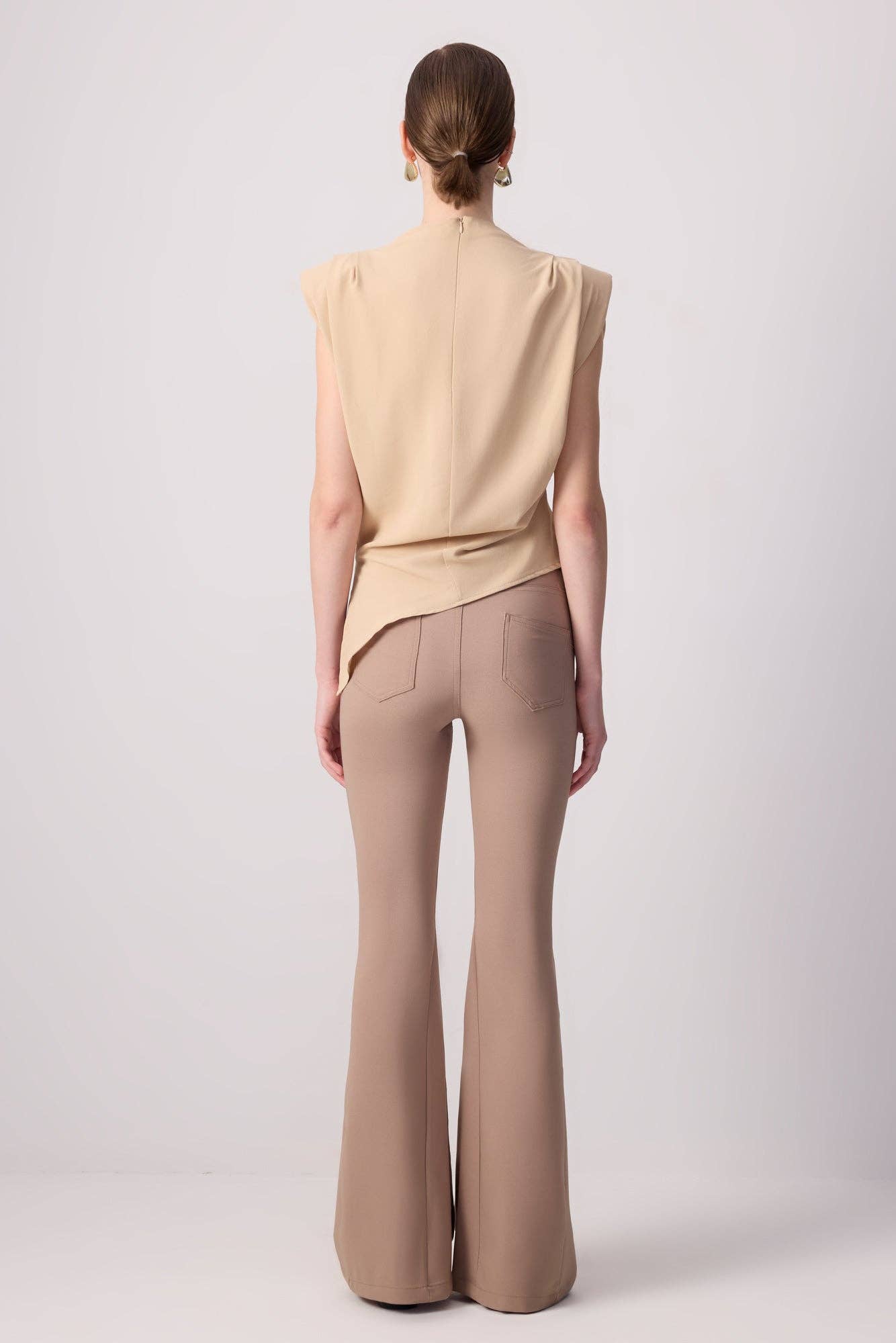 Blusa asimmetrica beige con pieghe sulla spalla