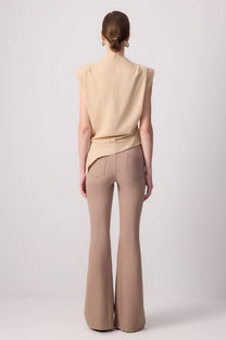 Blusa asimmetrica beige con pieghe sulla spalla