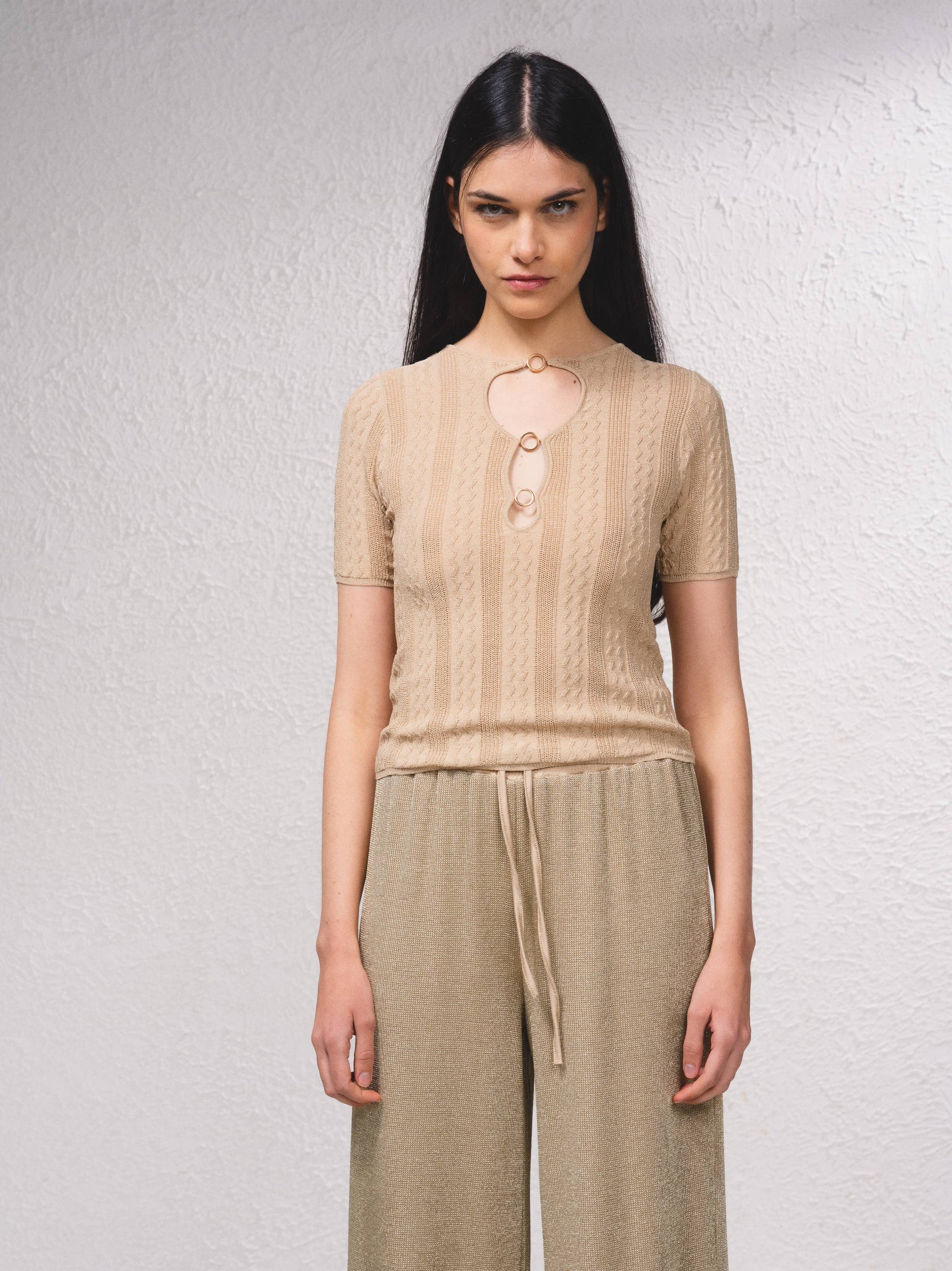 Top in maglia lurex con cut-out frontale