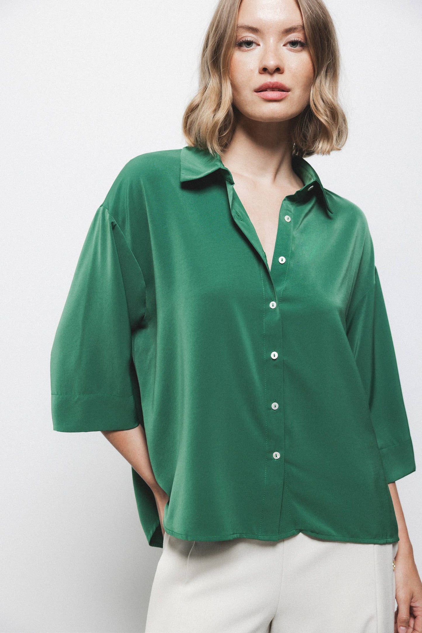 Blusa oversize verde con colletto classico