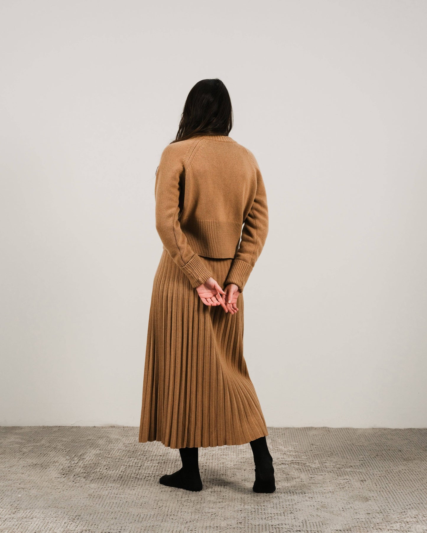 Maglione girocollo in misto cashmere con polsini arrotolati