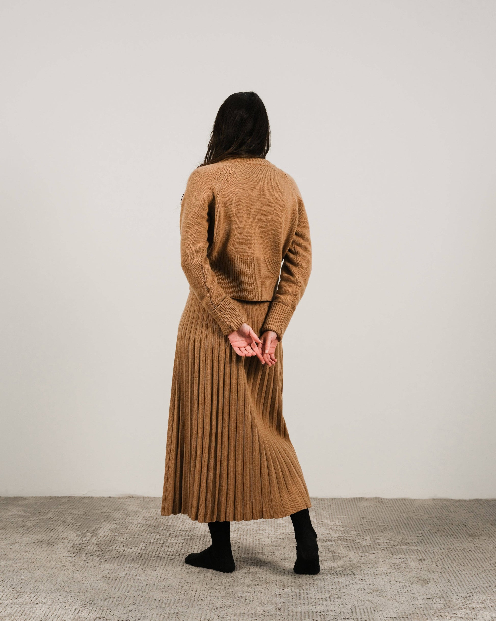 Maglione girocollo in misto cashmere con polsini arrotolati