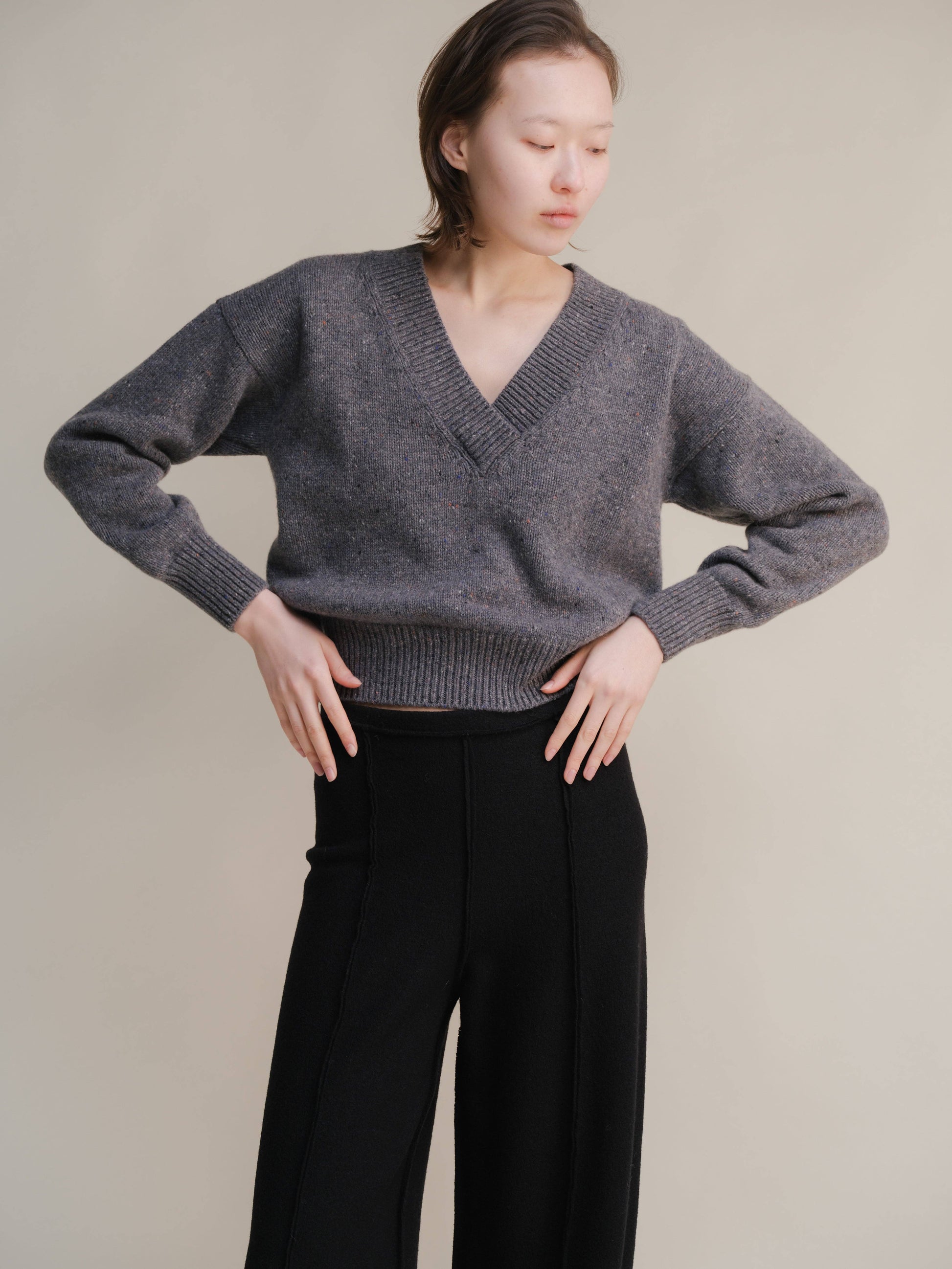 Maglione corto tweed con doppio scollo a V