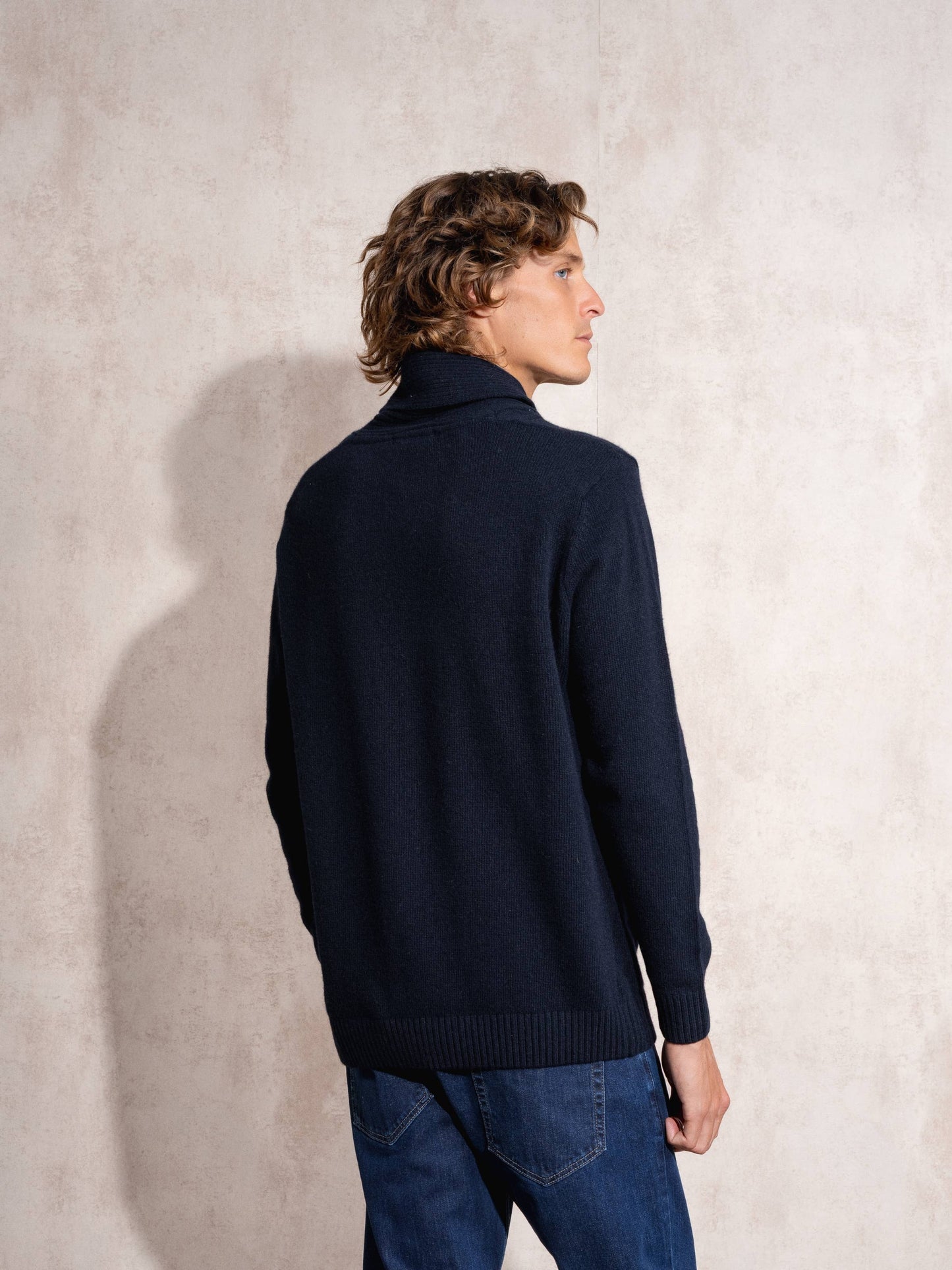 Maglione uomo intrecciato con collo a scialle e chiusura a bottone