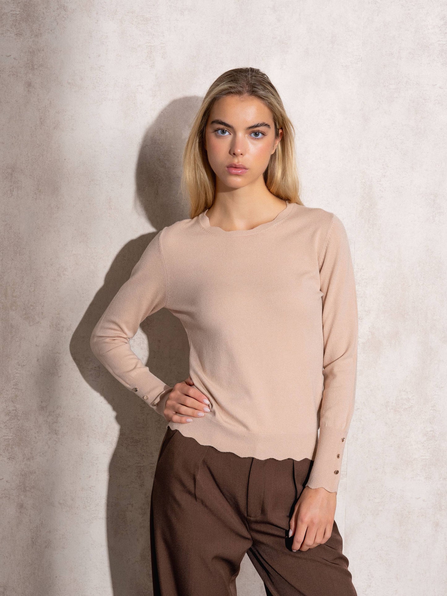 Maglia in maglia girocollo con bottoni dorati