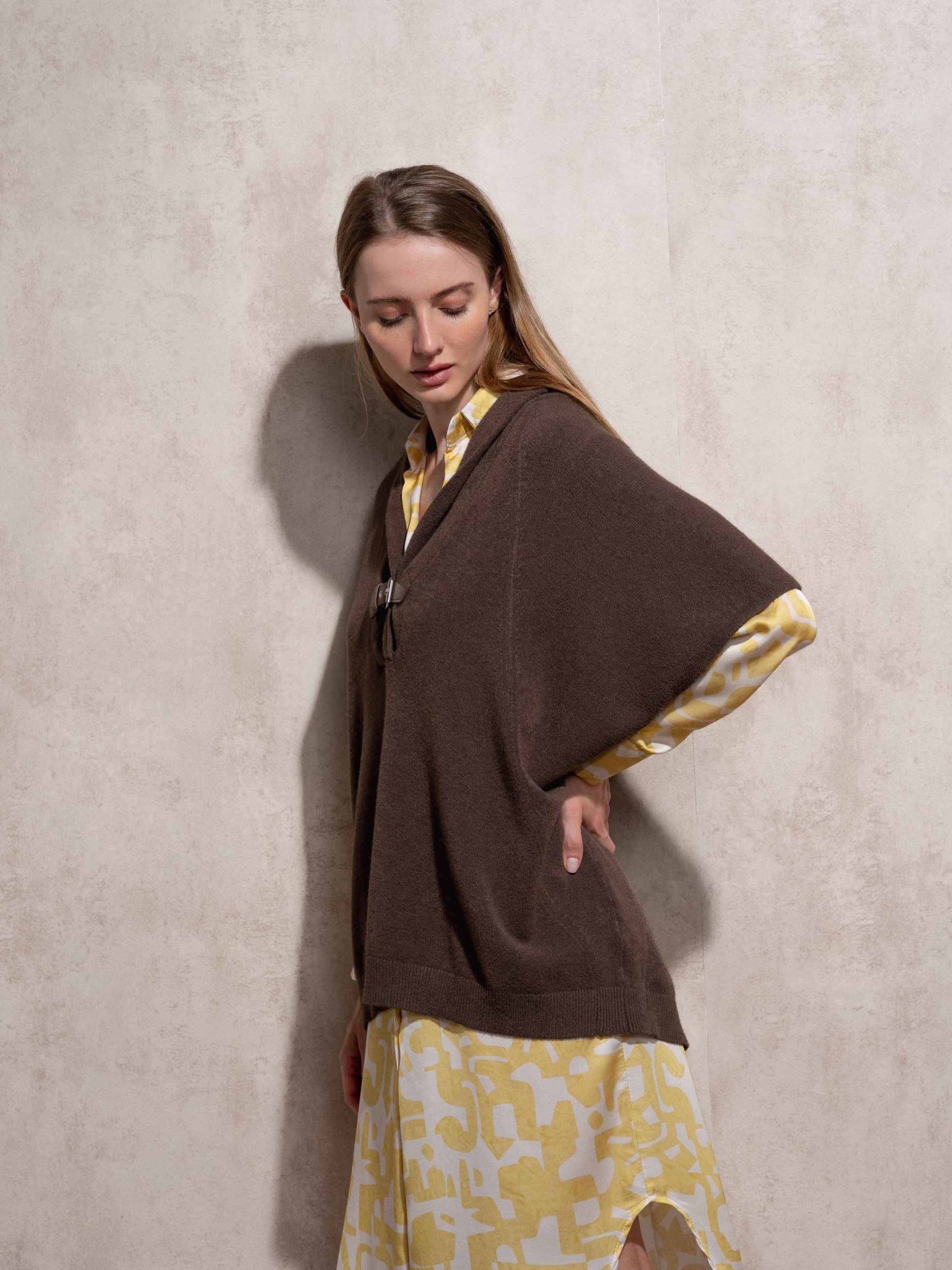 Cappa in maglia con fibbia decorativa