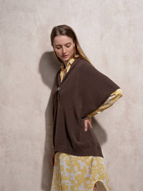 Cappa in maglia con fibbia decorativa