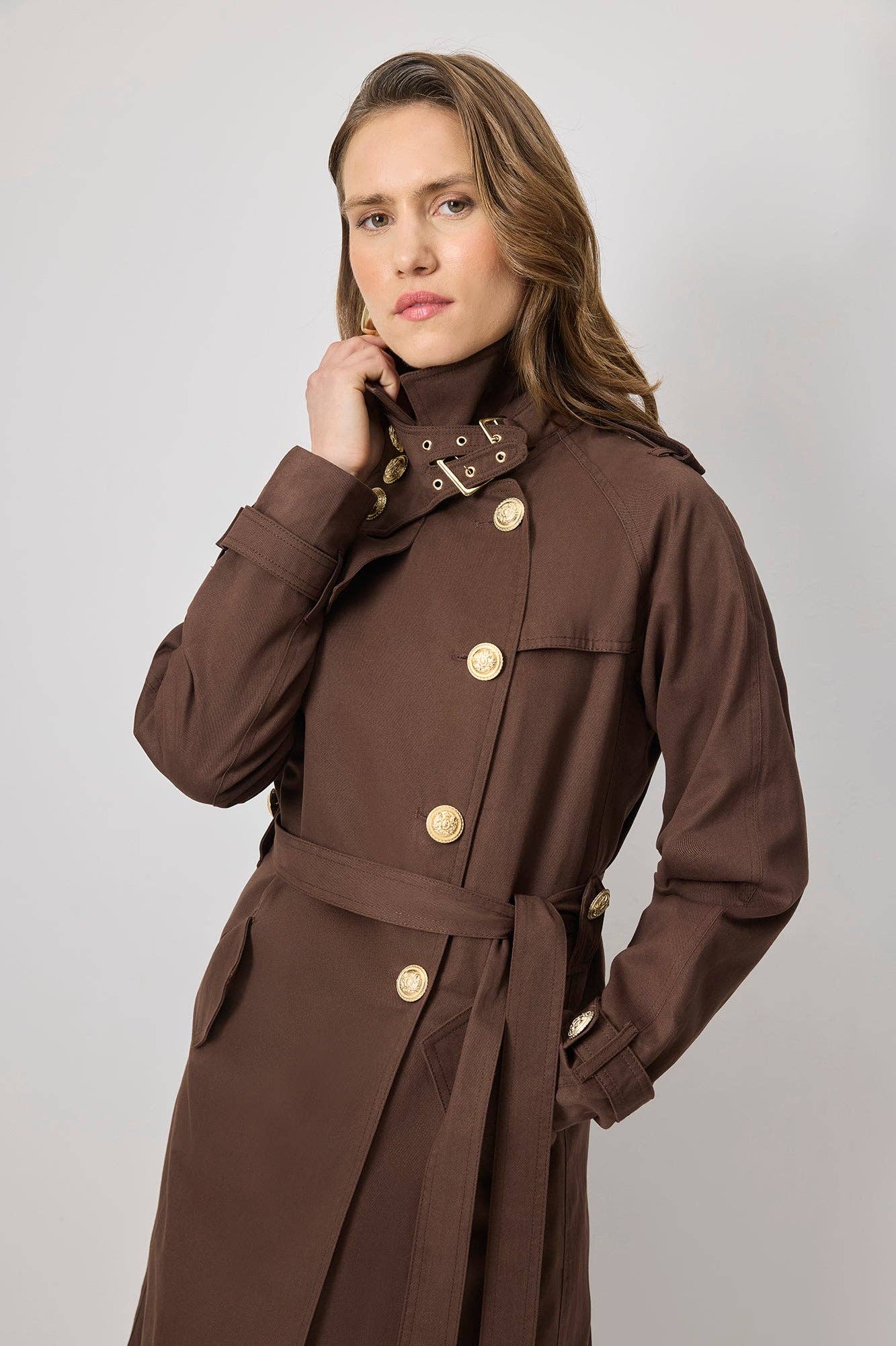 Trench in cotone con cintura e bottoni oro