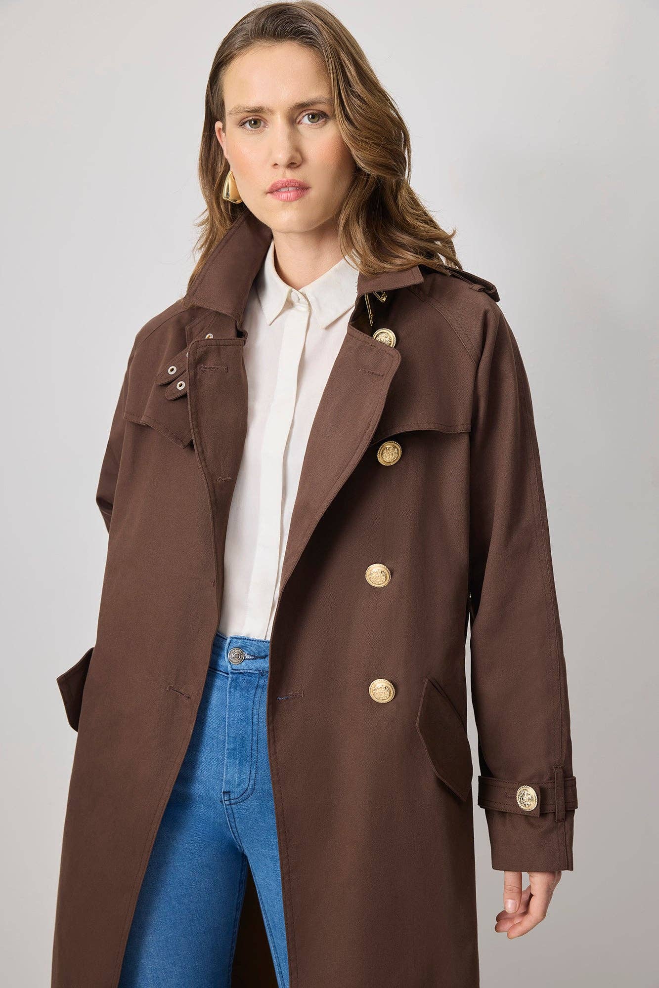 Trench in cotone con cintura e bottoni oro