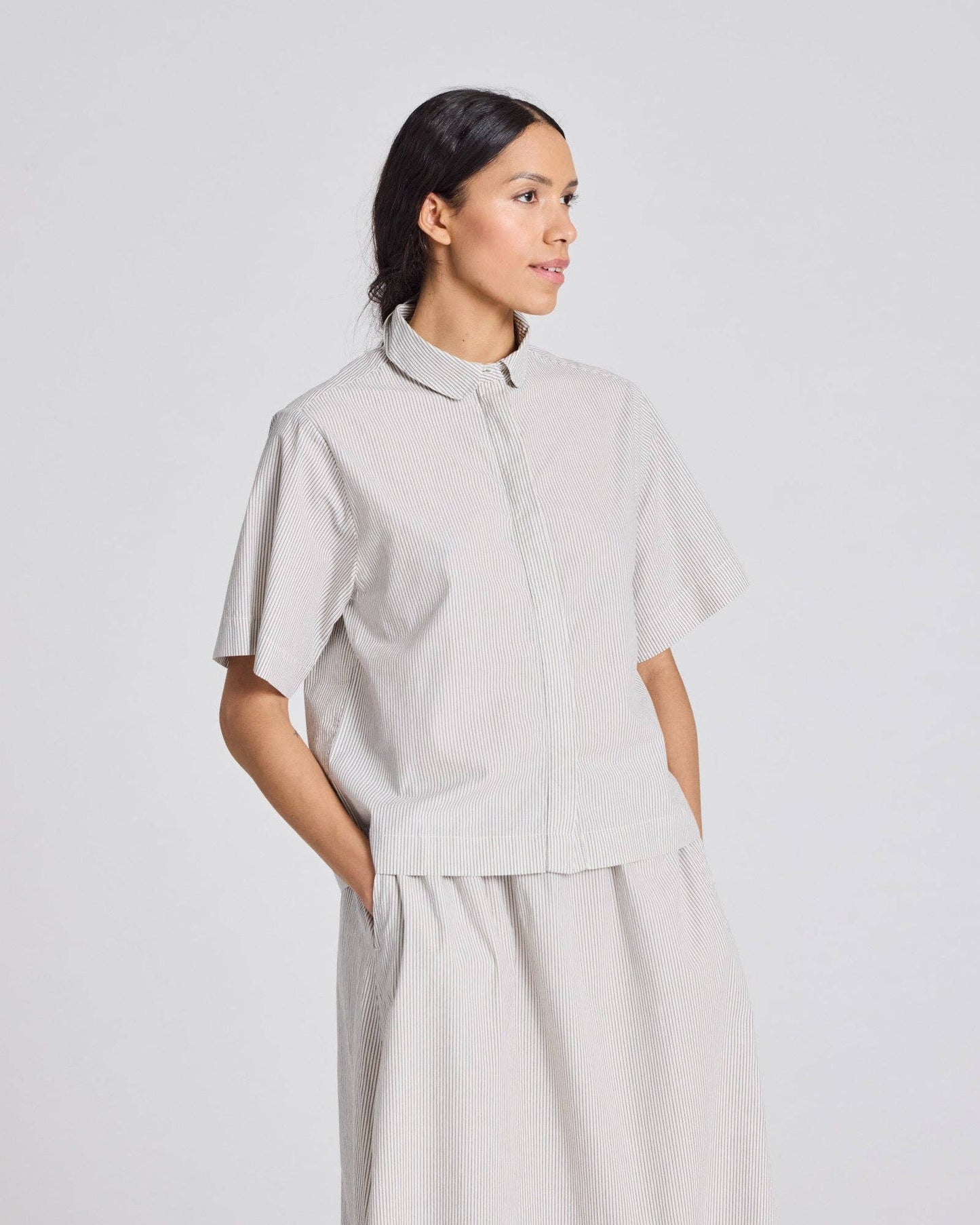 Camicia cropped Elena a righe in cotone biologico con maniche corte