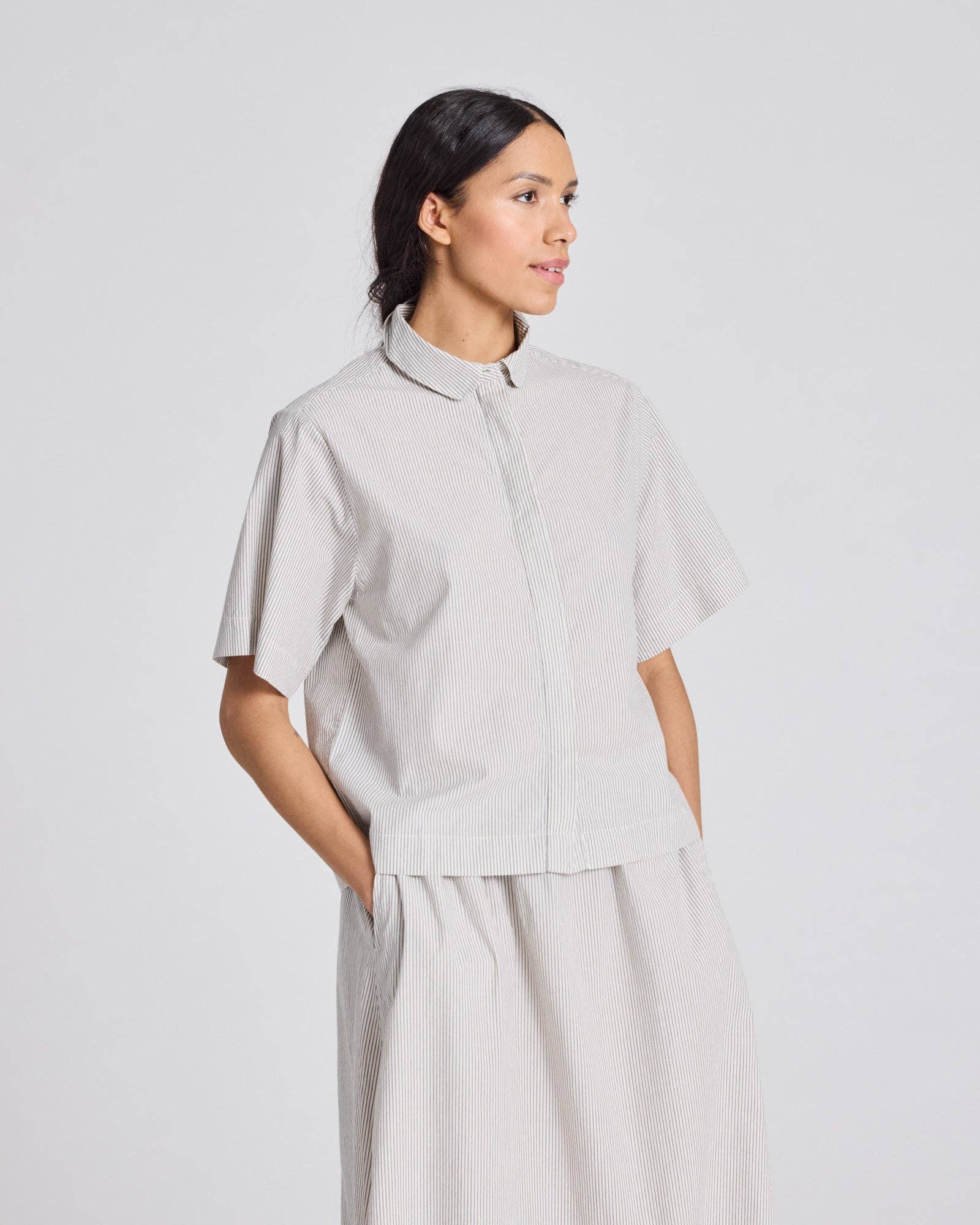 Camicia cropped Elena a righe in cotone biologico con maniche corte