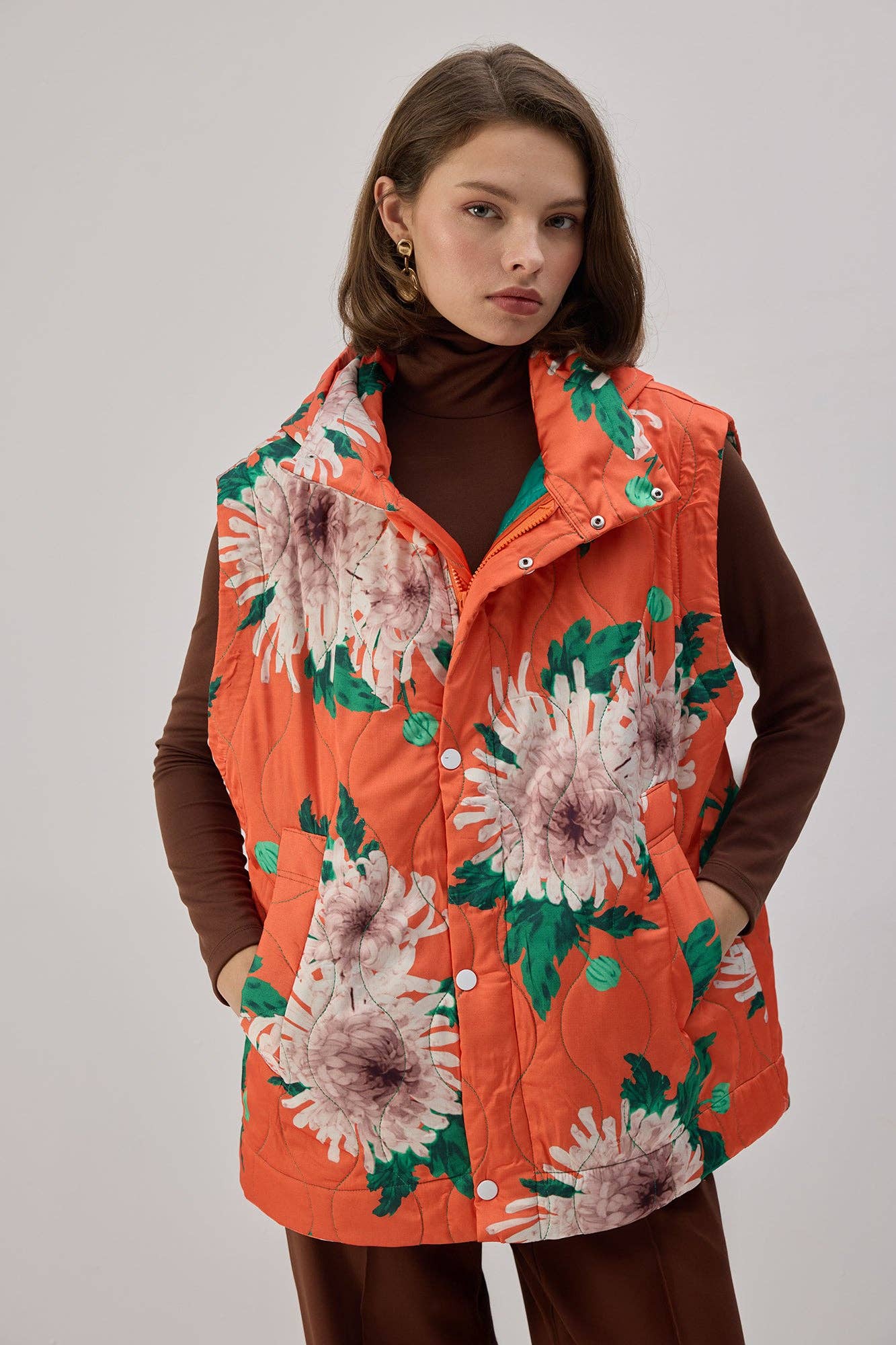 Gilet imbottito con cappuccio floreale arancione