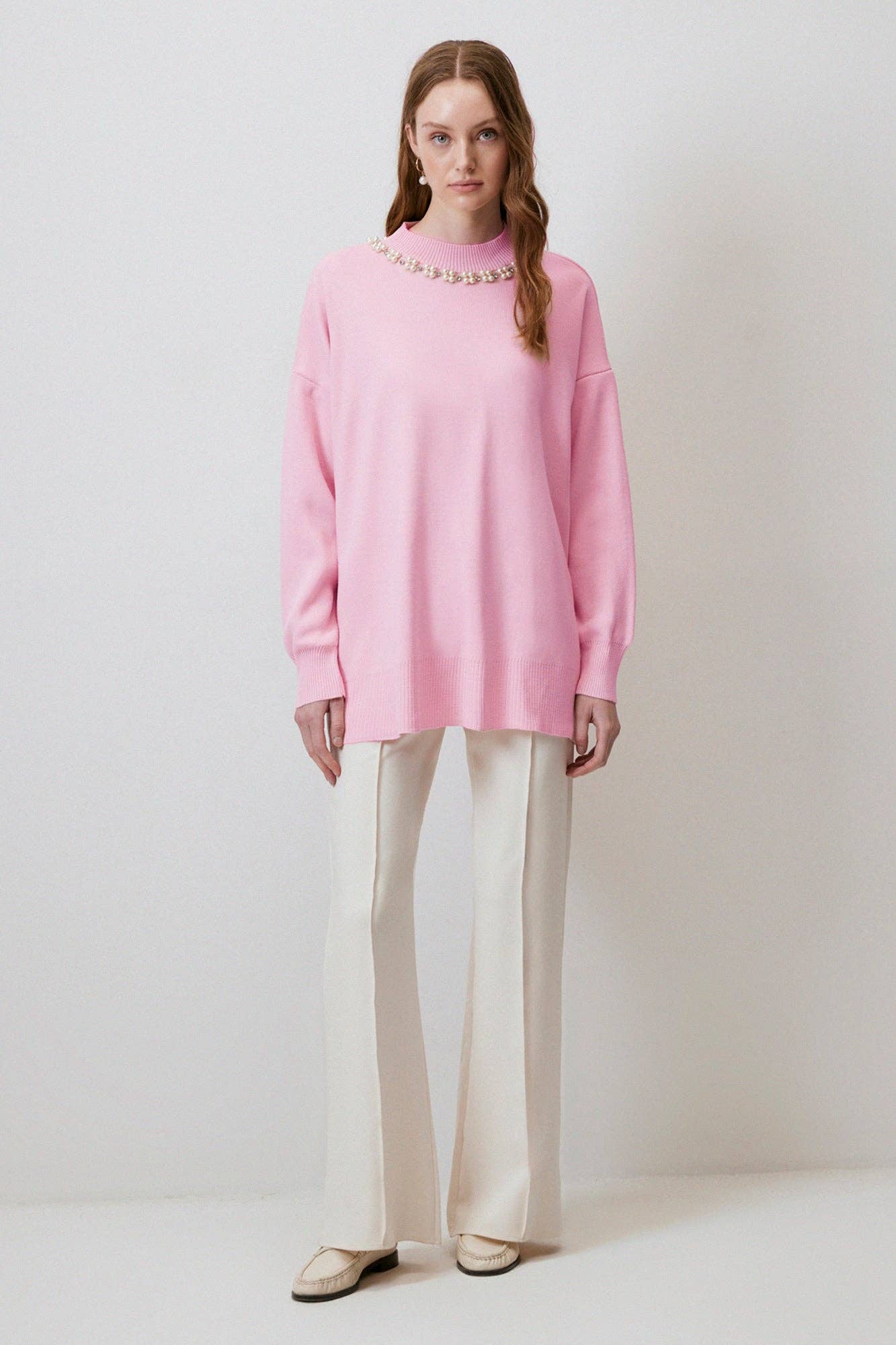 Maglione rosa con collo decorato in perle