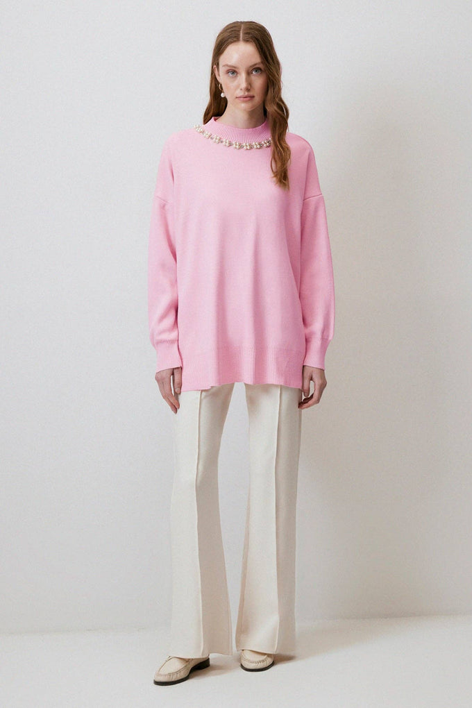 Maglione rosa con collo decorato in perle
