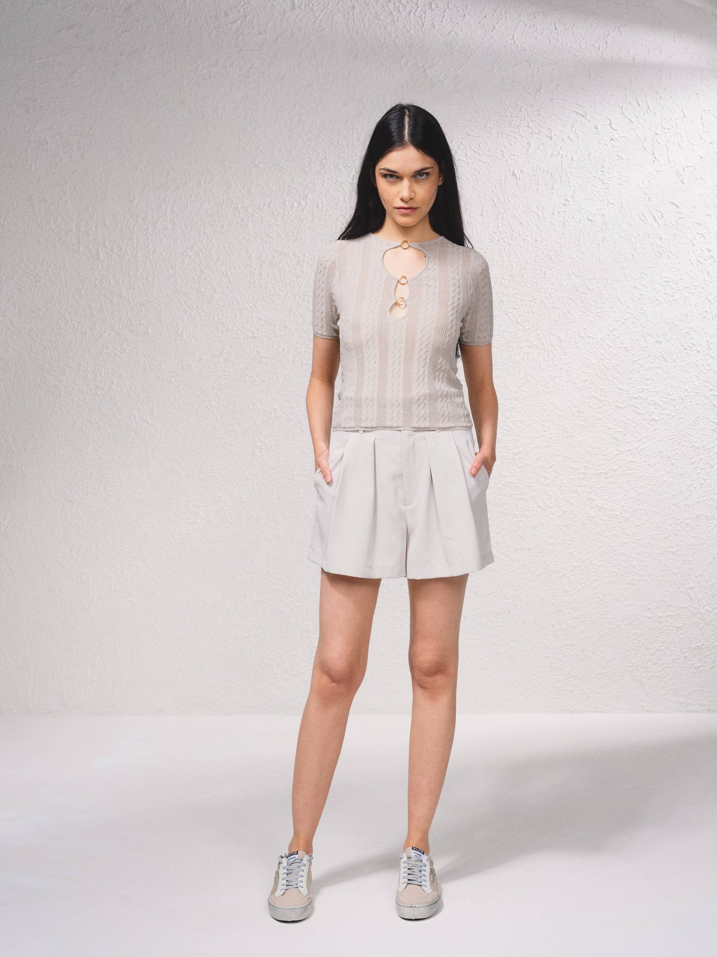 Top in maglia lurex con cut-out frontale